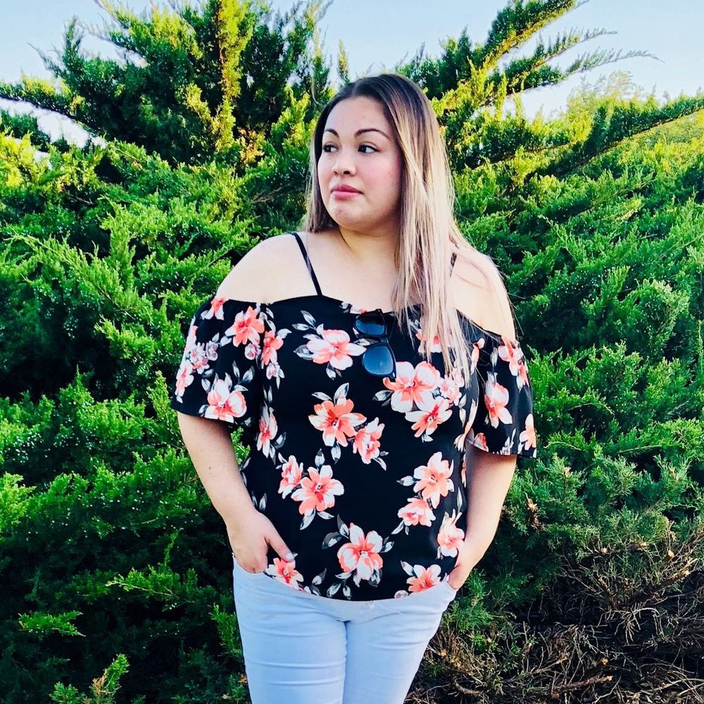 ⬇️ $40 Floral Top - Picture 3 of 3